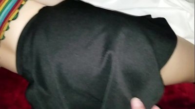 Dormanta virga lerneja fratino ricevas sian streĉan azenon per siaj fingroj